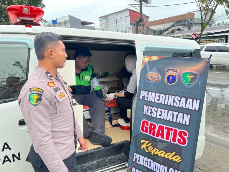 Polresta Balikpapan Sambut Bhayangkara dengan Baksos Bersama Ojol