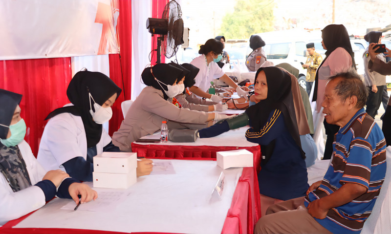 200 Paket Sembako dan Layanan Kesehatan untuk Warga Sekitar TPA