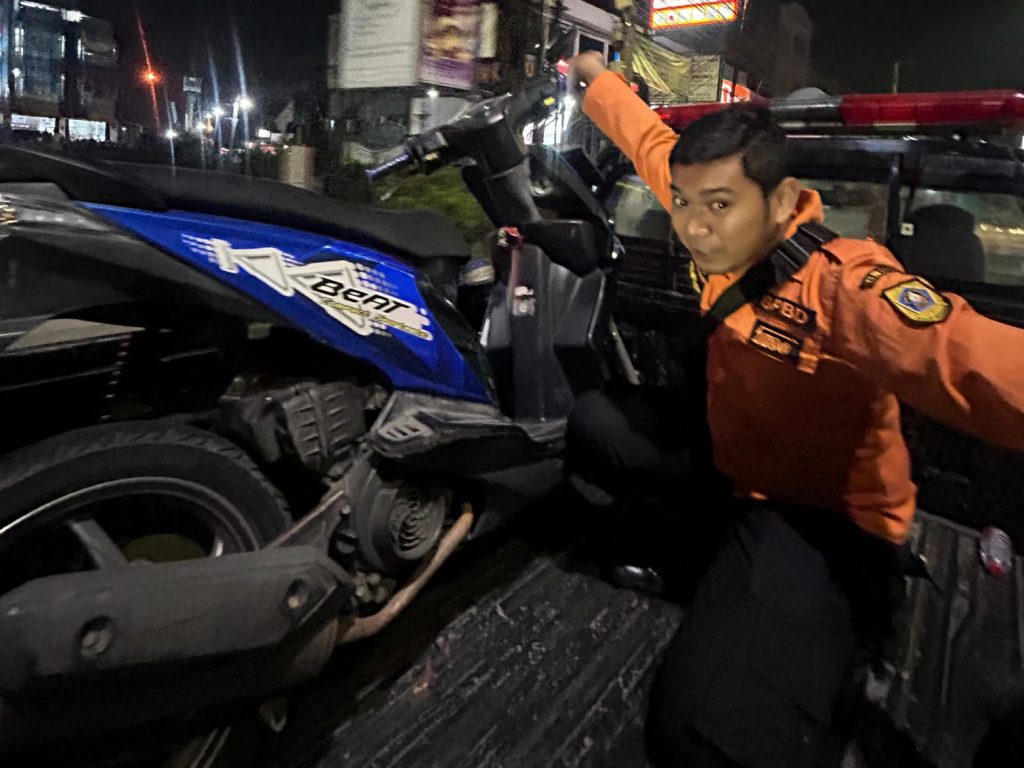 Kunci Motor Hilang, Petugas BPBD Bantu Remaja