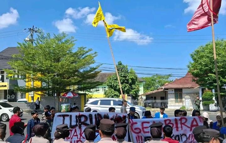 Mahasiswa Bengkulu Protes Kenaikan Pajak Kendaraan