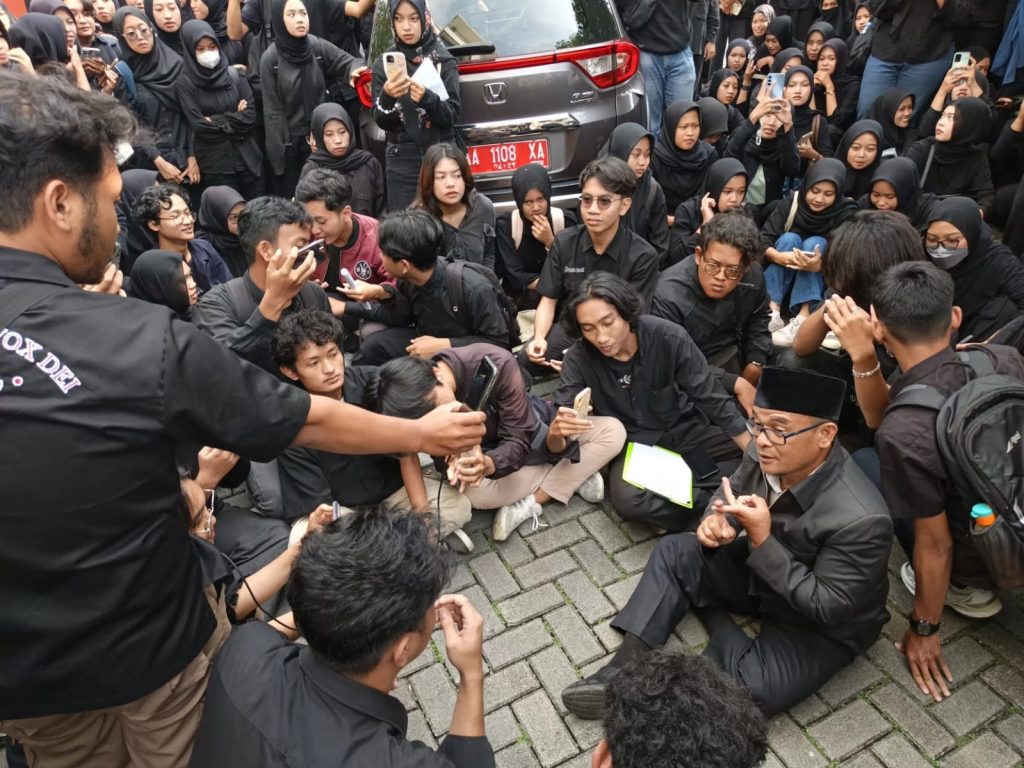 Mahasiswa Untidar Gugat Sanksi Dosen, Rektor Dihadang