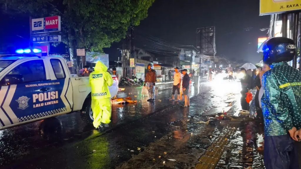 Hujan Deras, Pedagang Cilok Tewas Tertabrak Motor