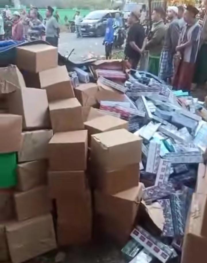 Rokok Ilegal Terbongkar Usai Truk Terguling di Sampang