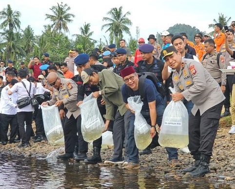 Polda Riau Tanam 79 Pohon, Lepas Ribuan Ikan di Kampar