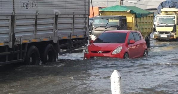Pantura Sayung Tergenang Rob, Warga Pilih Jalur Alternatif