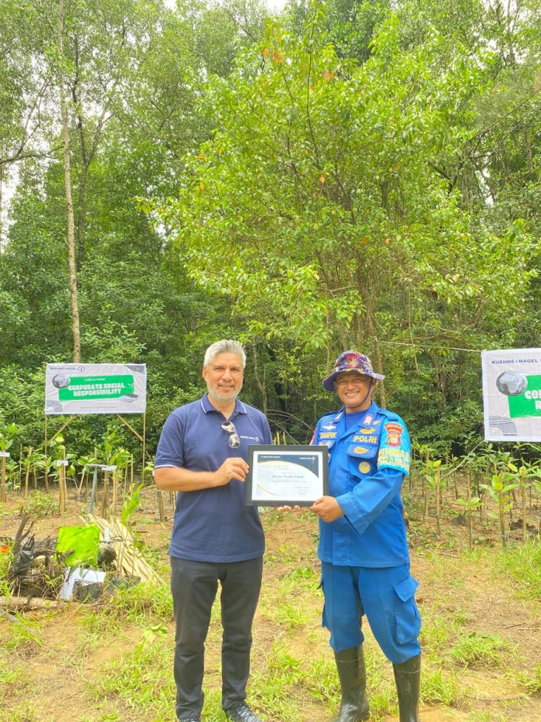 Binmas Air dan Kuehne Nagel Tanam 100 Bibit Mangrove di Lamaru