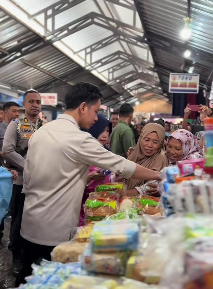 Gibran Tinjau Pasar Banyuwangi, Warga Curhat Soal Ekonomi