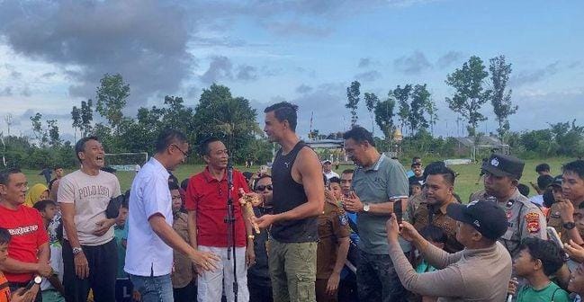 Emil Audero Pulang Kampung, Terima Keris Lombok