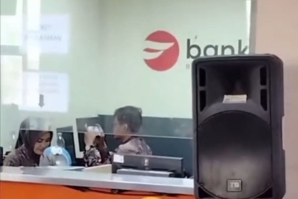 Pegawai Main Game, Bank Banten Bertindak