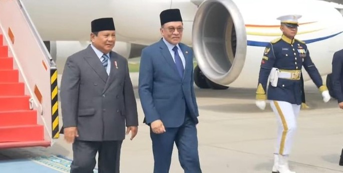 Prabowo Sambut Hangat PM Anwar di Halim
