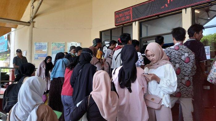 Warga Antre Panjang di Disdukcapil Tangerang