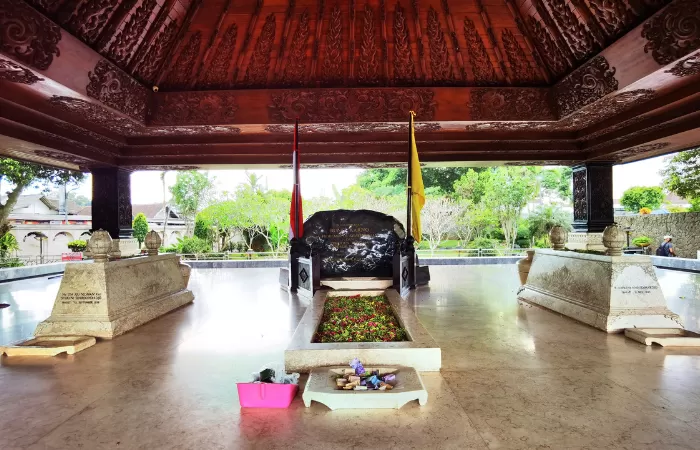 Gibran Ziarah ke Makam Bung Karno di Blitar