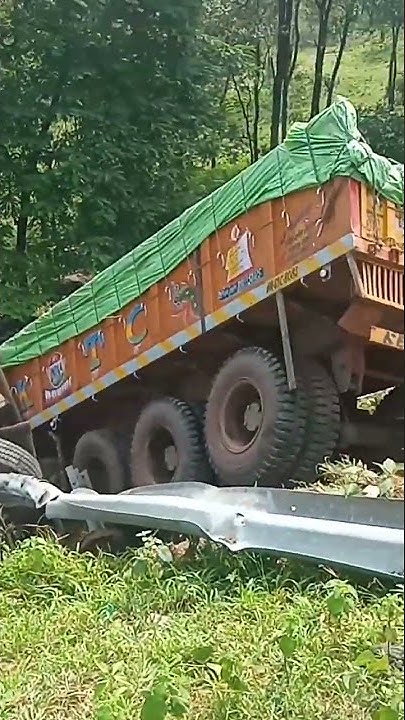 Truk Rem Blong, Dua Mobil Proyek Diseruduk