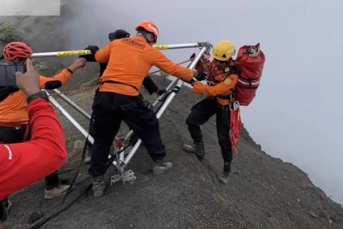 Tim SAR Ungkap Pengalaman Bermalam dengan Jenazah Pendaki Brasil