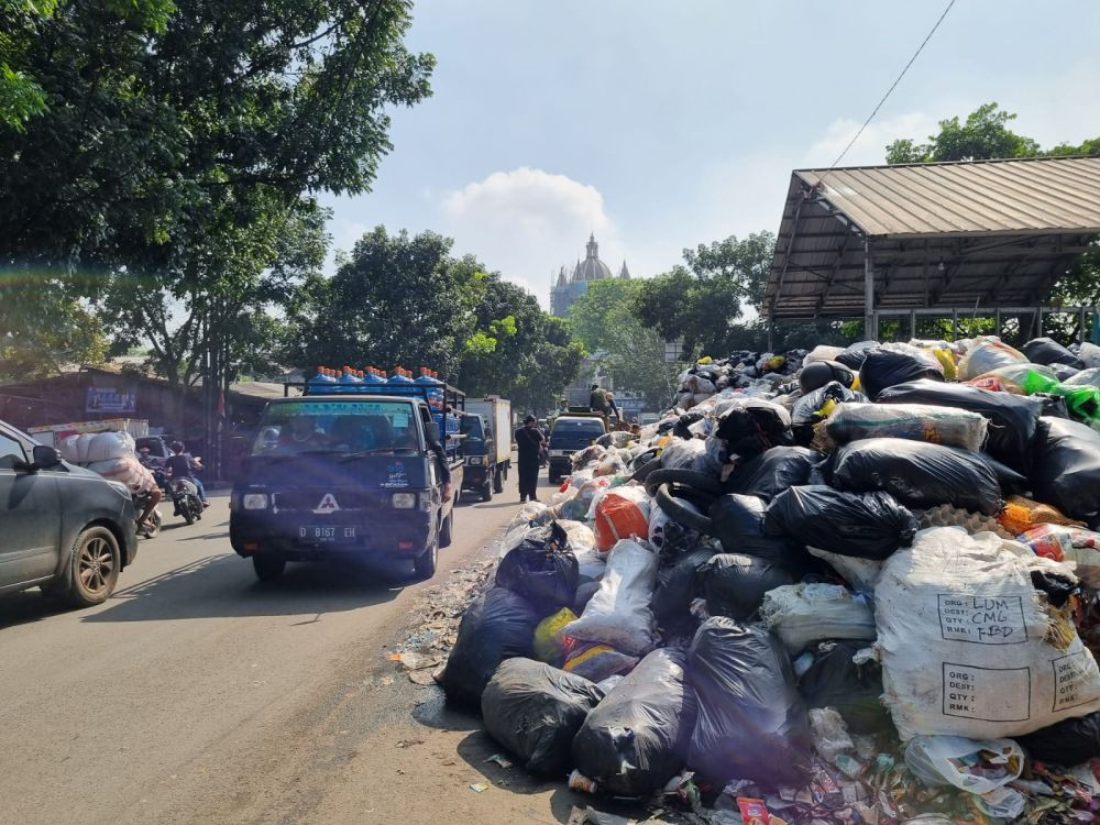 Sampah Gunung Batu Menumpuk, Warga Mengeluh