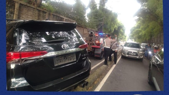 Konsentrasi Buyar, Mobil Hantam Tembok Jalan