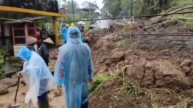 Material Longsor Tutup Jalan Garut-Tasik, Alat Berat Dikerahkan
