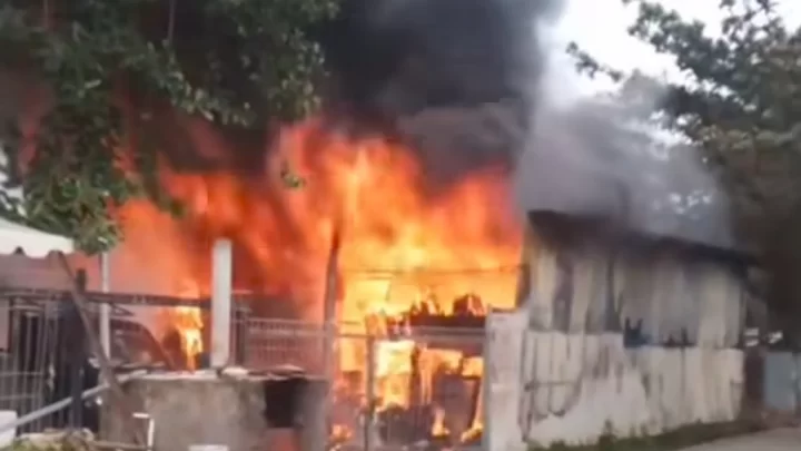 Kebakaran Hebat Melanda Gudang di Parangloe Makassar