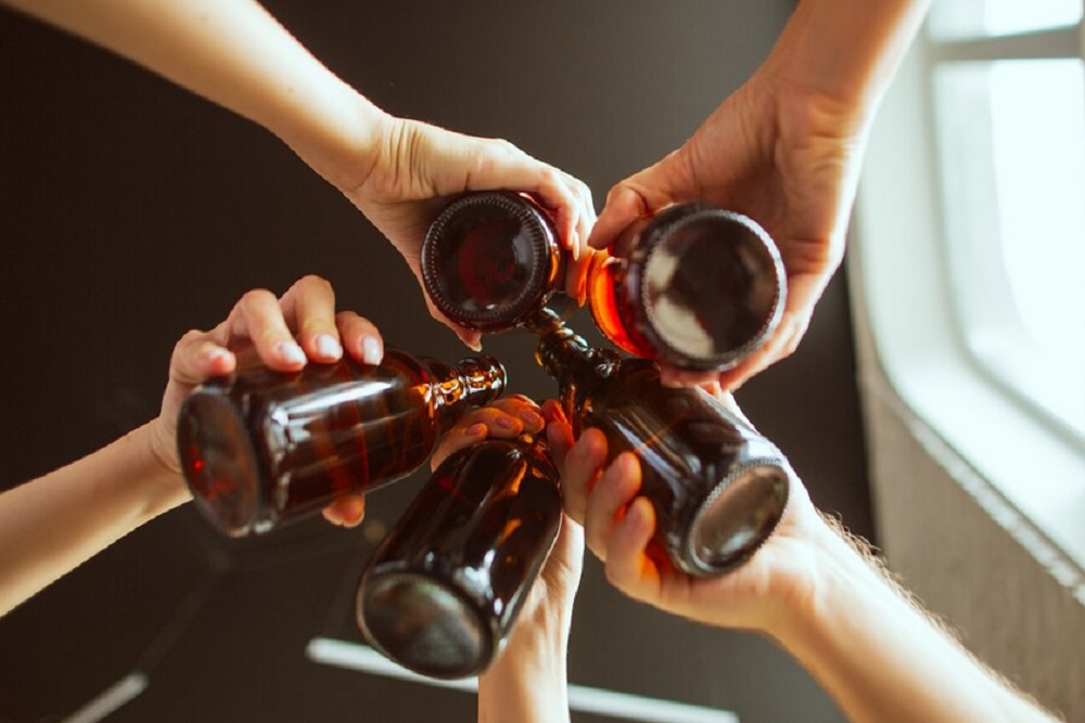 Arak Ilegal Dijual ke Remaja, Polisi Gerebek Rumah