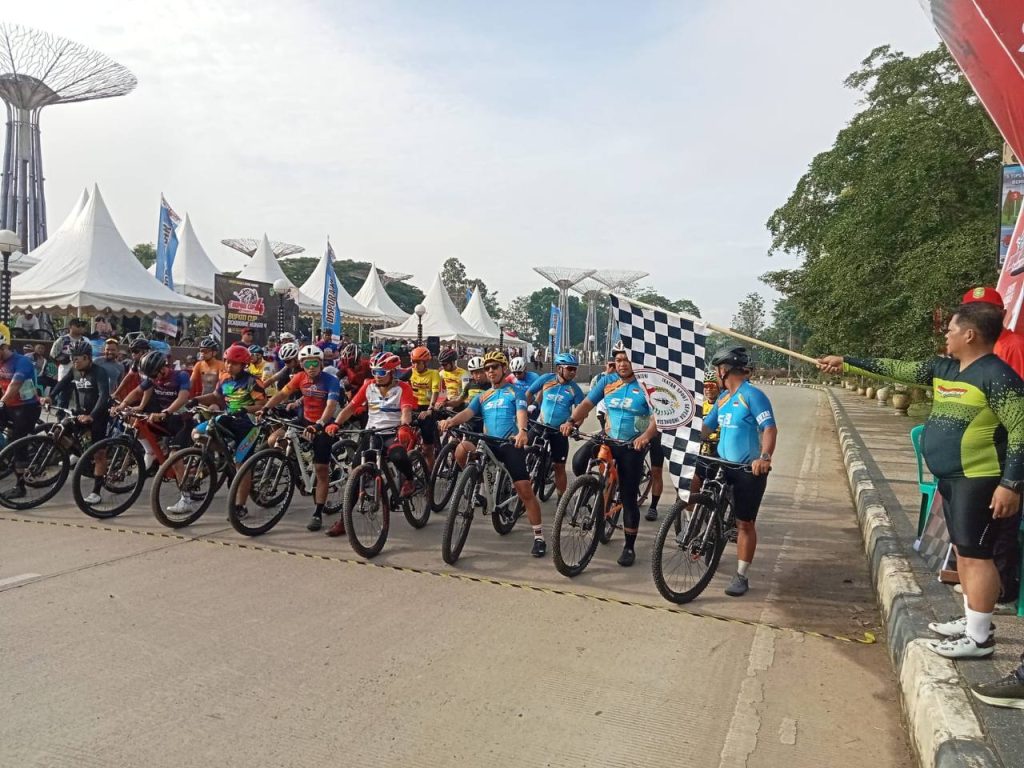 Ribuan Warga Padati Taman Kota Raja, Gowes Pore Kukar Meriah