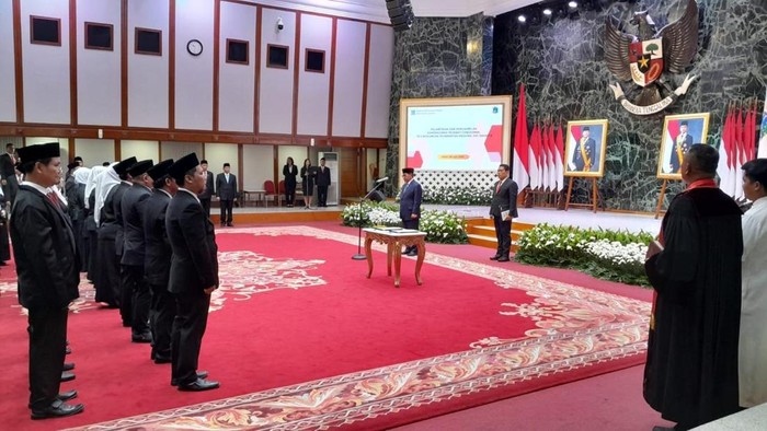 Pramono Lantik 100 Pejabat Baru di Jakarta
