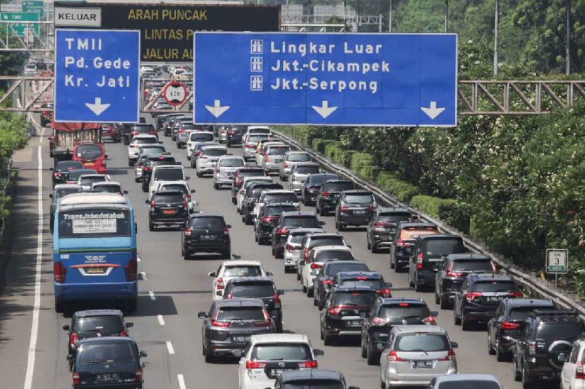 Lalu Lintas Tol Jakarta Ramai dan Padat