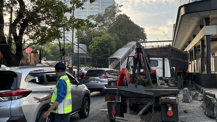 Truk Tabrak Separator, Gatot Subroto Macet Parah