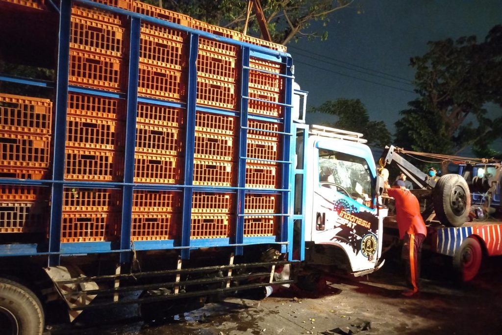 Truk Pengangkut Ayam Terguling di Jalur Ekstrem Menoreh