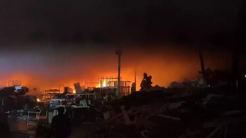 Gudang Barang Bekas di Bekasi Terbakar Hebat