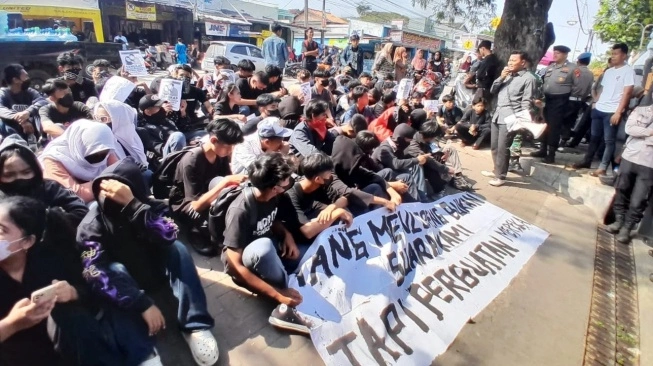 SMAN 4 Serang Didemo Soal Pungli dan Pelecehan