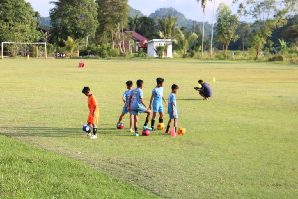 Fasilitas Olahraga Ditingkatkan, Warga Bukit Biru Antusias