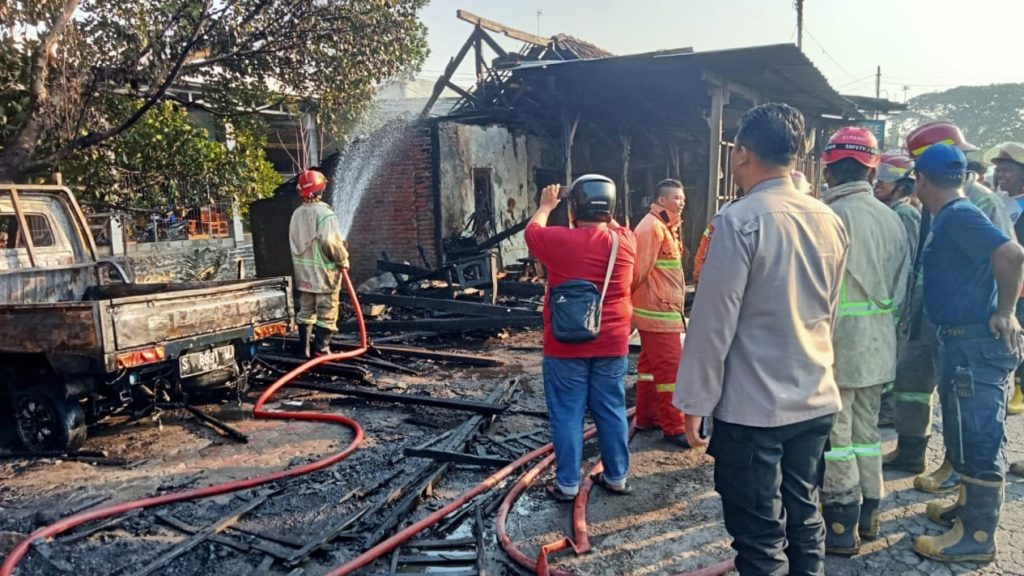 Toko Mebel di Jombang Terbakar, Kerugian Capai Rp150 Juta