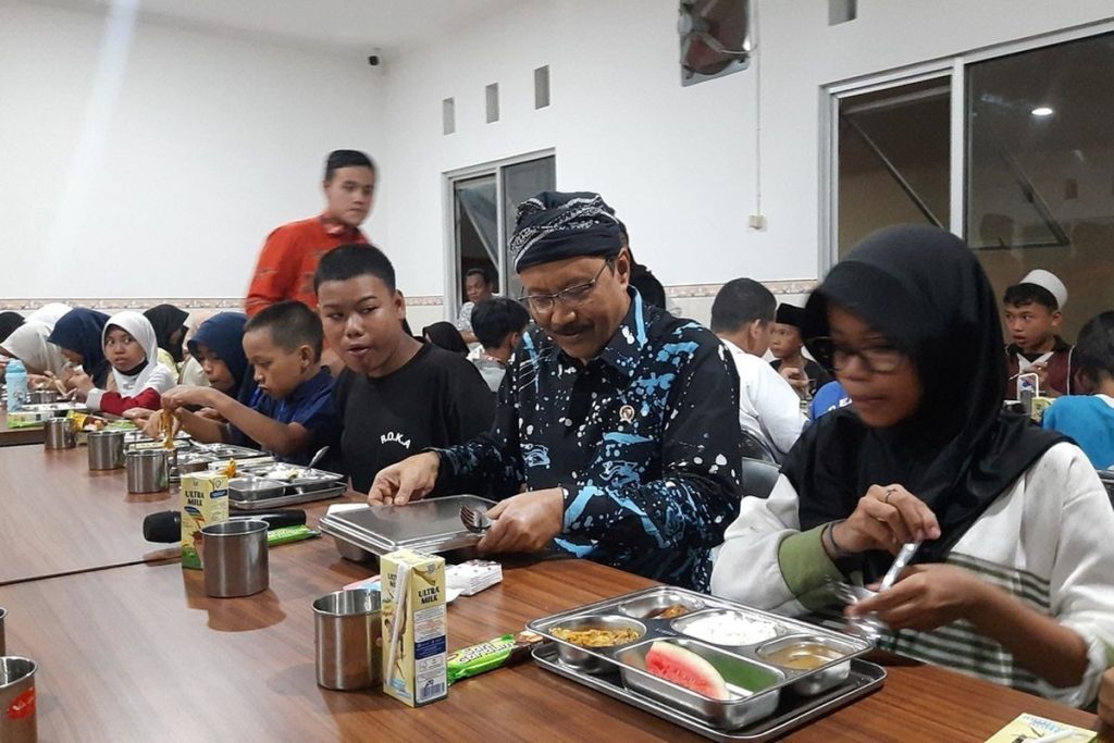 Makan Malam Bersama, Gus Ipul Dengarkan Curahan Hati Siswa