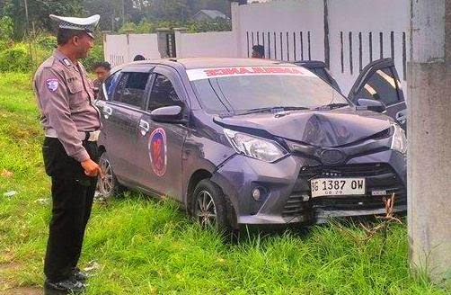 Ambulans Jenazah Alami Rem Blong, Dua Terluka