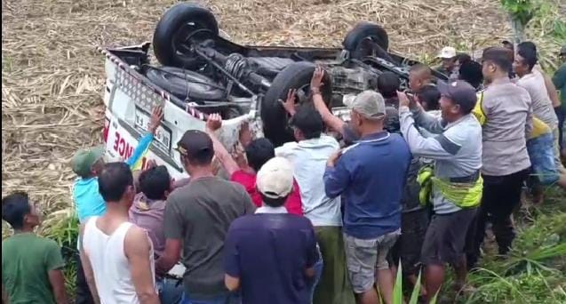 Ban Pecah, Ambulans Angkut Jenazah Terbalik