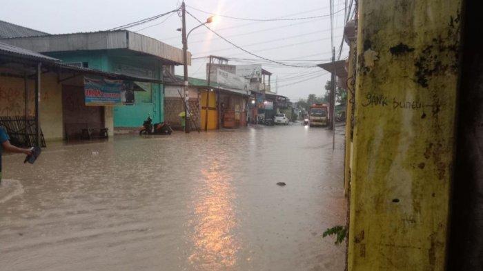Kali Bekasi Meluap, Jalan Raya Pisangan Lumpuh
