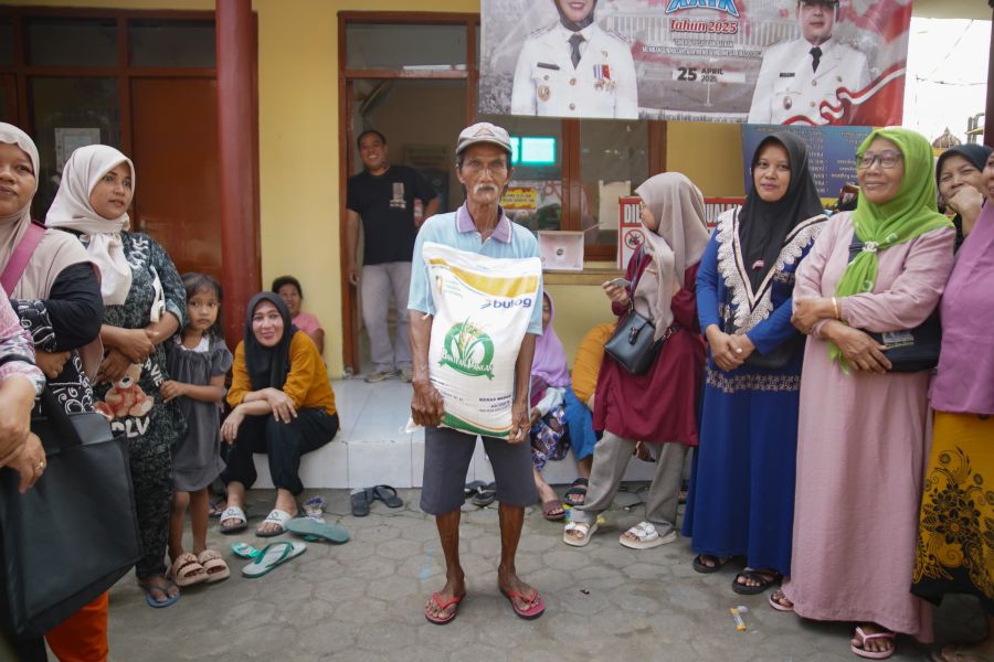 Bantuan 20 Kg Beras Diserbu Warga Mojokerto
