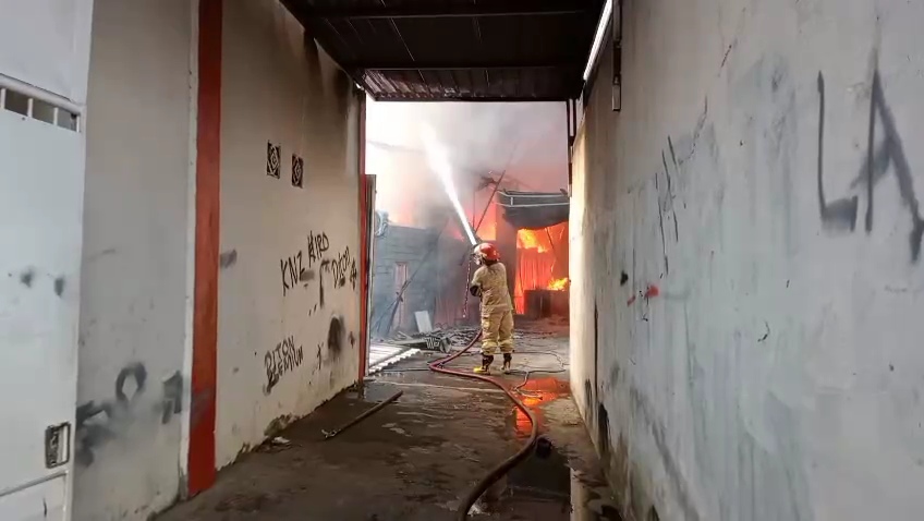 Bengkel dan Toko Suku Cadang di Lombok Timur Terbakar