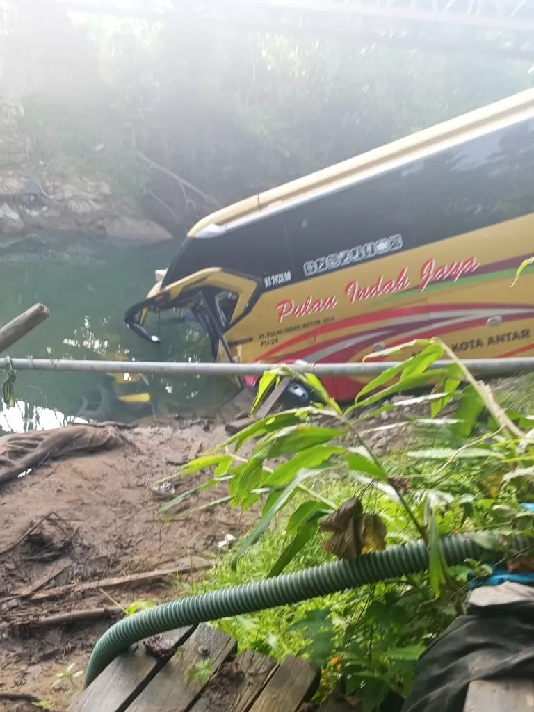Bus Masuk Jurang di Paser, 2 Tewas