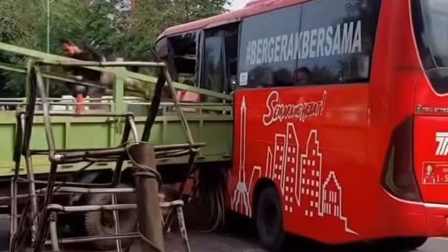 Bus Trans Semarang Tabrak Truk, Sopir Tewas