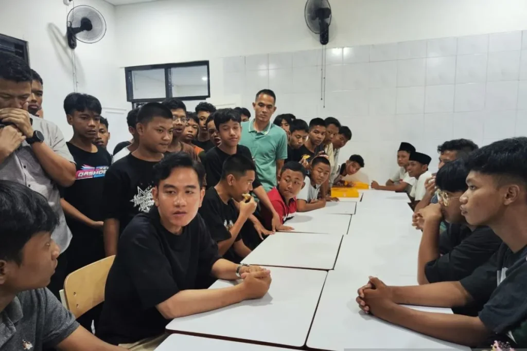 Candaan Gibran Saat Kunjungi Asrama Sekolah Rakyat