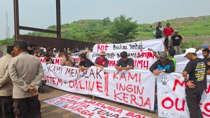 Tak Direkrut, Warga Bantargebang Geruduk RDF DKI