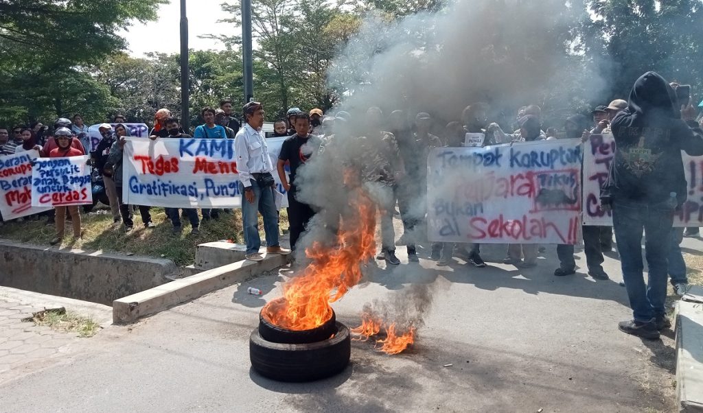 Disdik Cirebon Dikepung Massa Tuntut Hapus Pungli