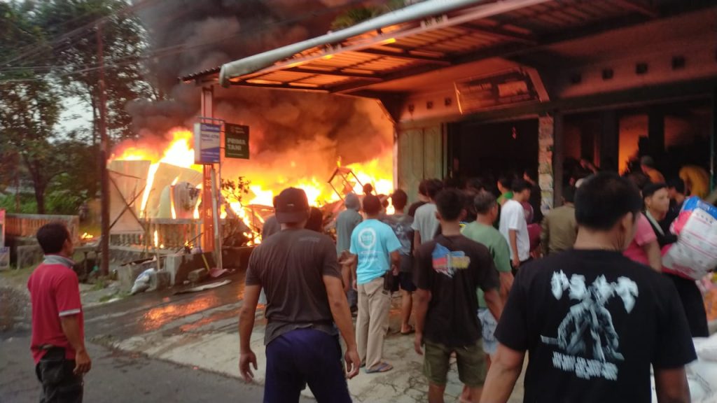 Gudang Pupuk Terbakar, Kerugian Capai Rp 855 Juta