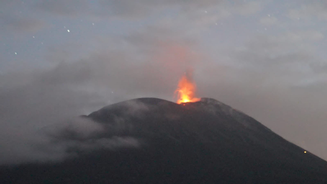 Gunung Ile Lewotolok Erupsi 66 Kali dalam 6 Jam