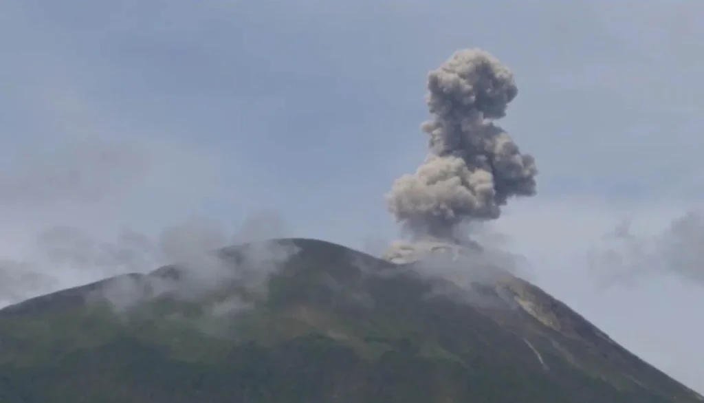 Gunung Ile Lewotolok Meletus, Kolom Abu Capai 250 Meter