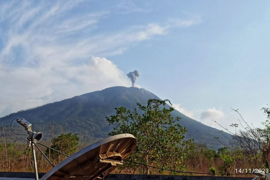 Gunung Ile Lewotolok Meletus 54 Kali dalam 6 Jam