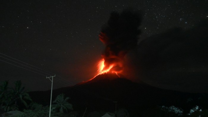 Gunung Lewotobi Bergemuruh, Tiga Letusan Terjadi