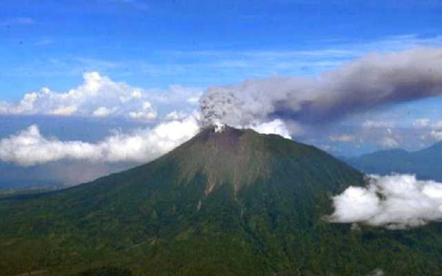Gunung Raung Meletus, Kolom Abu Capai Ratusan Meter