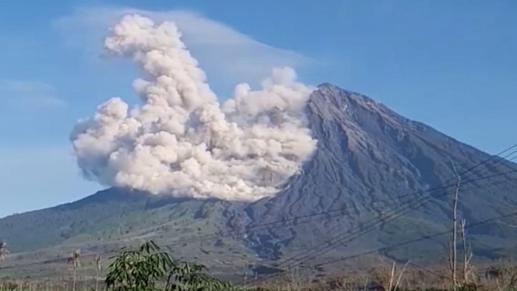 Gunung Semeru Erupsi, Awan Panas Capai 4 Km